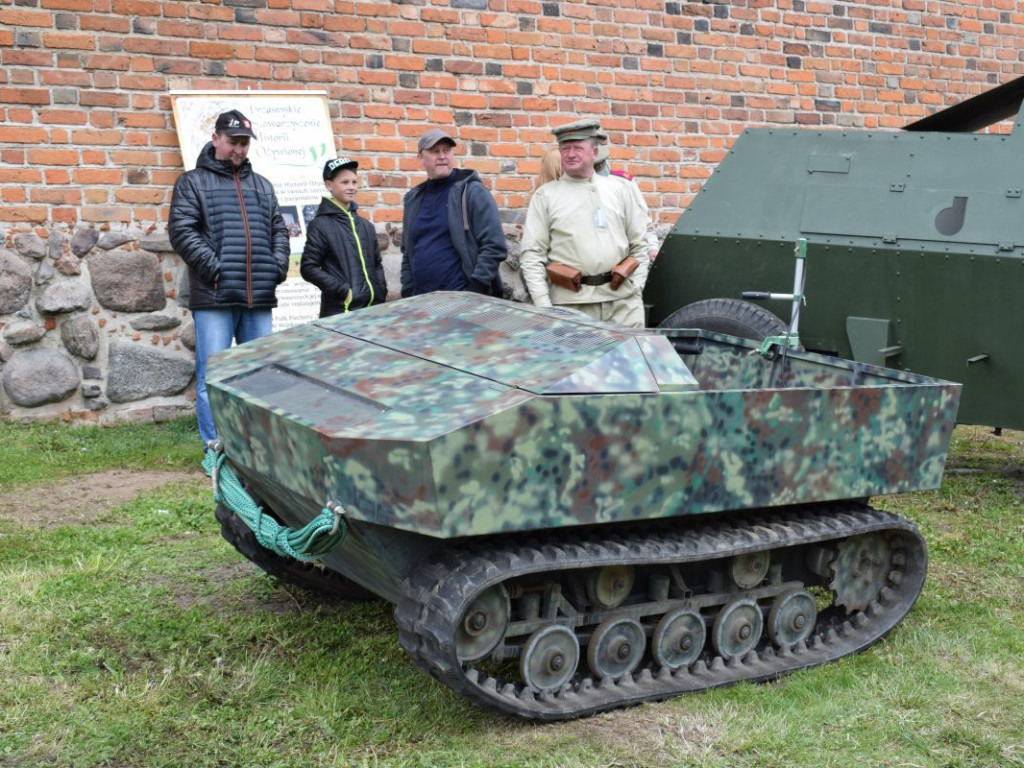 Pojazdy militarne i kuchnie polowe opanowały zamkowe błonia