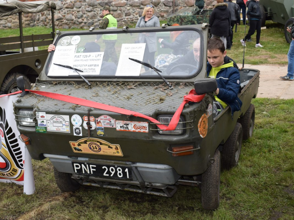 Pojazdy militarne i kuchnie polowe opanowały zamkowe błonia