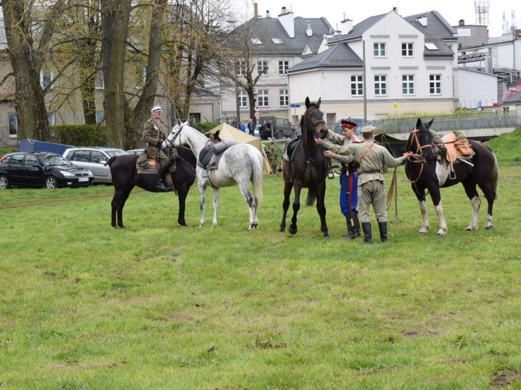 Pojazdy militarne i kuchnie polowe opanowały zamkowe błonia
