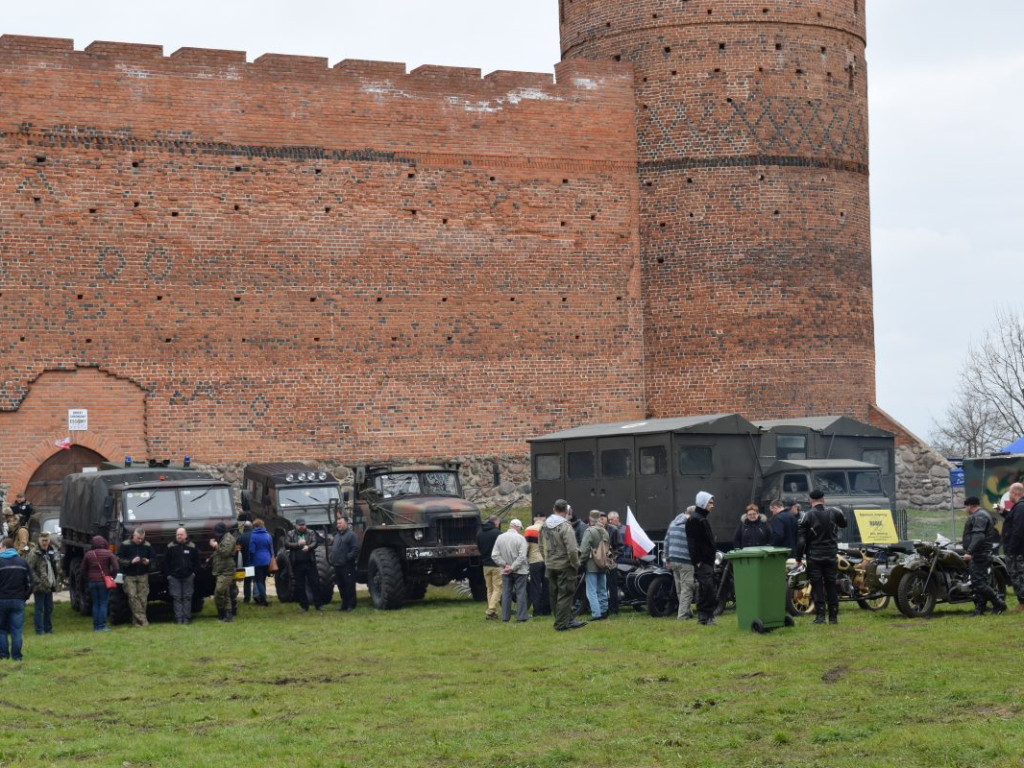 Pojazdy militarne i kuchnie polowe opanowały zamkowe błonia