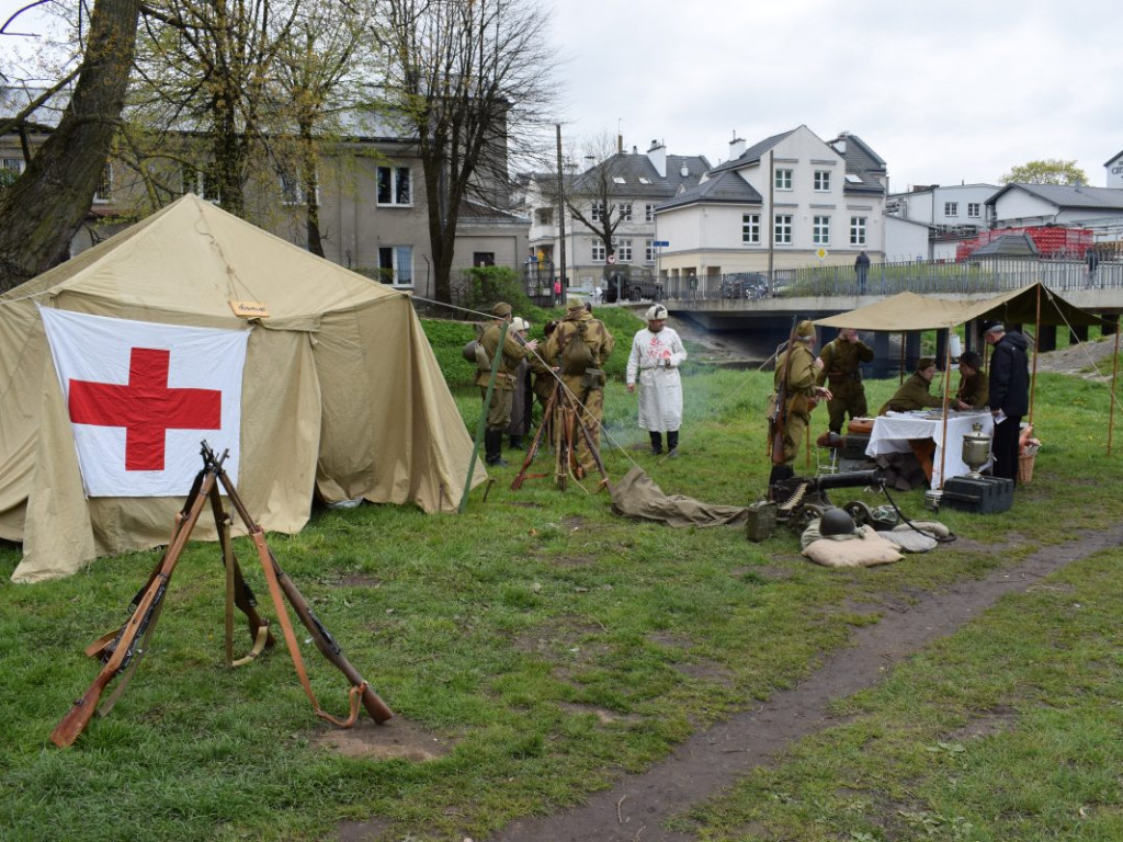 Pojazdy militarne i kuchnie polowe opanowały zamkowe błonia