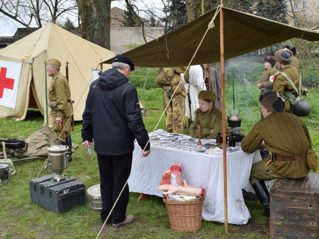 Pojazdy militarne i kuchnie polowe opanowały zamkowe błonia
