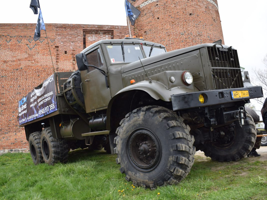 Pojazdy militarne i kuchnie polowe opanowały zamkowe błonia