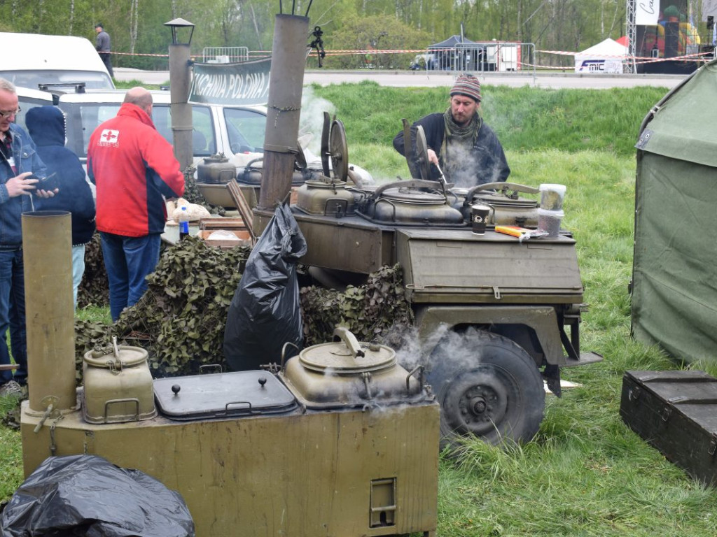 Pojazdy militarne i kuchnie polowe opanowały zamkowe błonia