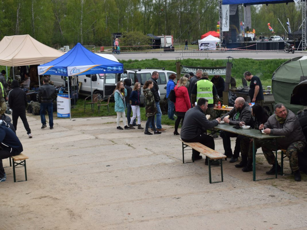 Pojazdy militarne i kuchnie polowe opanowały zamkowe błonia