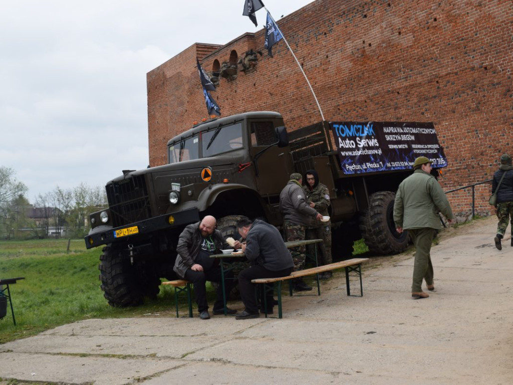 Pojazdy militarne i kuchnie polowe opanowały zamkowe błonia