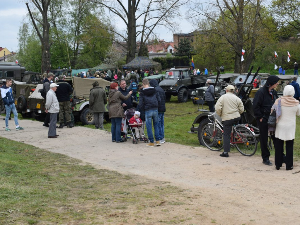 Pojazdy militarne i kuchnie polowe opanowały zamkowe błonia
