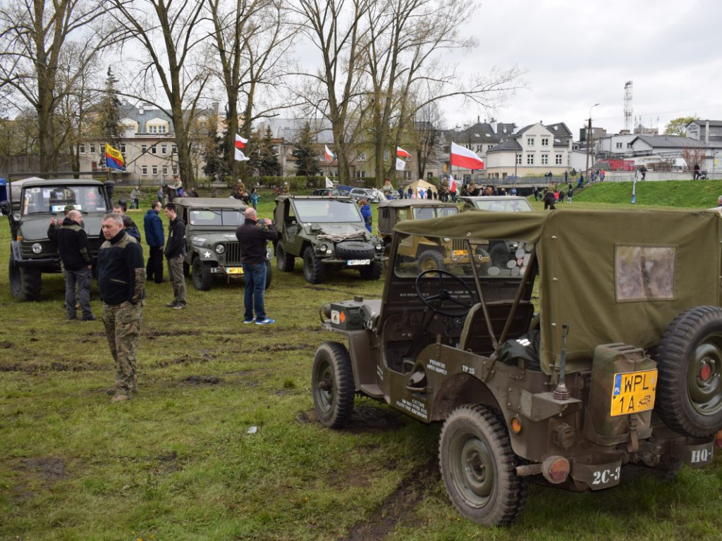 Pojazdy militarne i kuchnie polowe opanowały zamkowe błonia