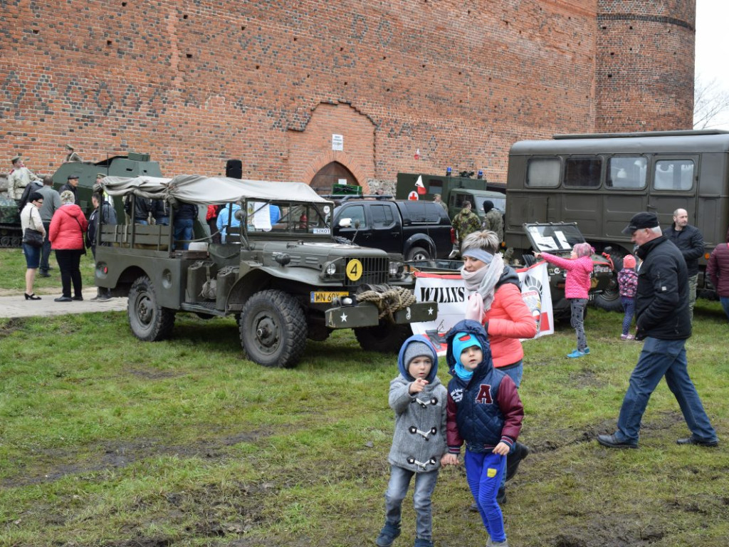 Pojazdy militarne i kuchnie polowe opanowały zamkowe błonia