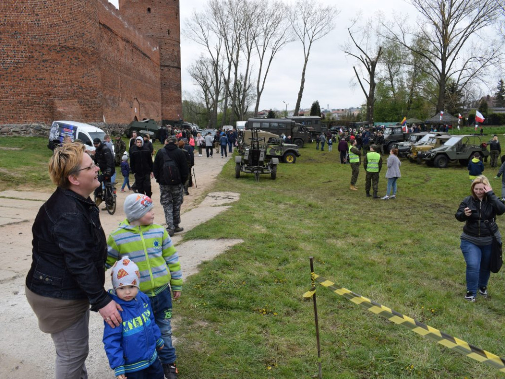 Pojazdy militarne i kuchnie polowe opanowały zamkowe błonia