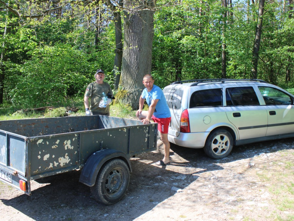 Kontener śmieci znad zalewu Ruda