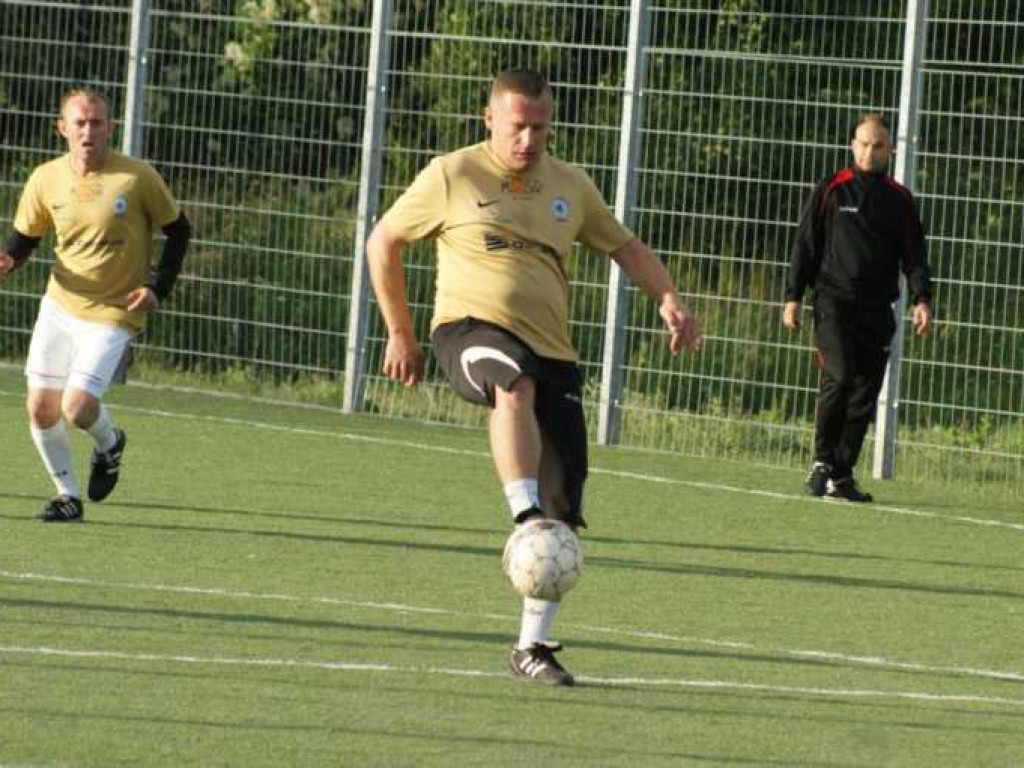 Oldboye uciekają za sprawą remisu konkurentów