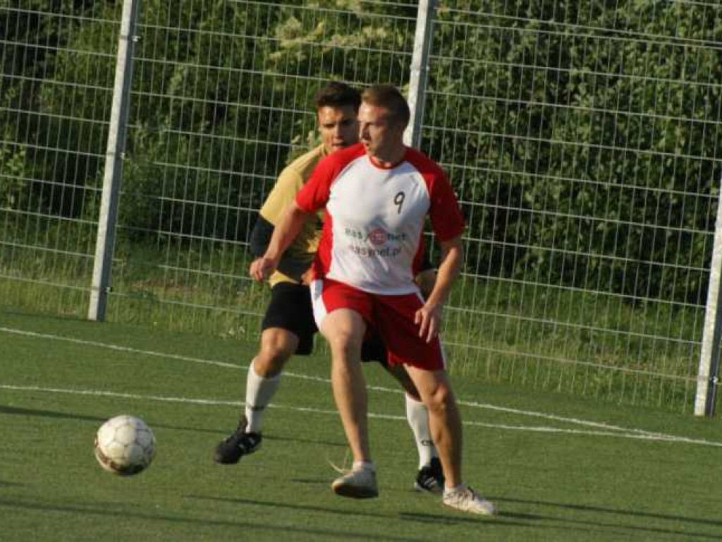 Oldboye uciekają za sprawą remisu konkurentów