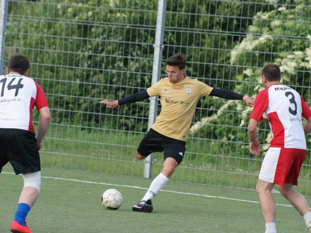 Oldboye uciekają za sprawą remisu konkurentów