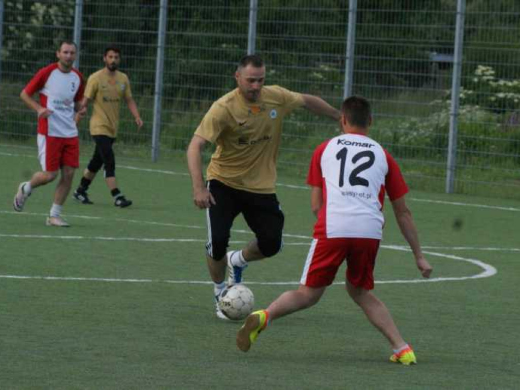 Oldboye uciekają za sprawą remisu konkurentów