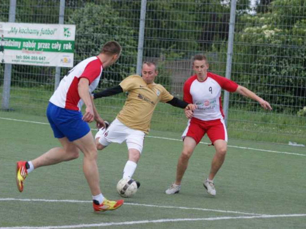 Oldboye uciekają za sprawą remisu konkurentów