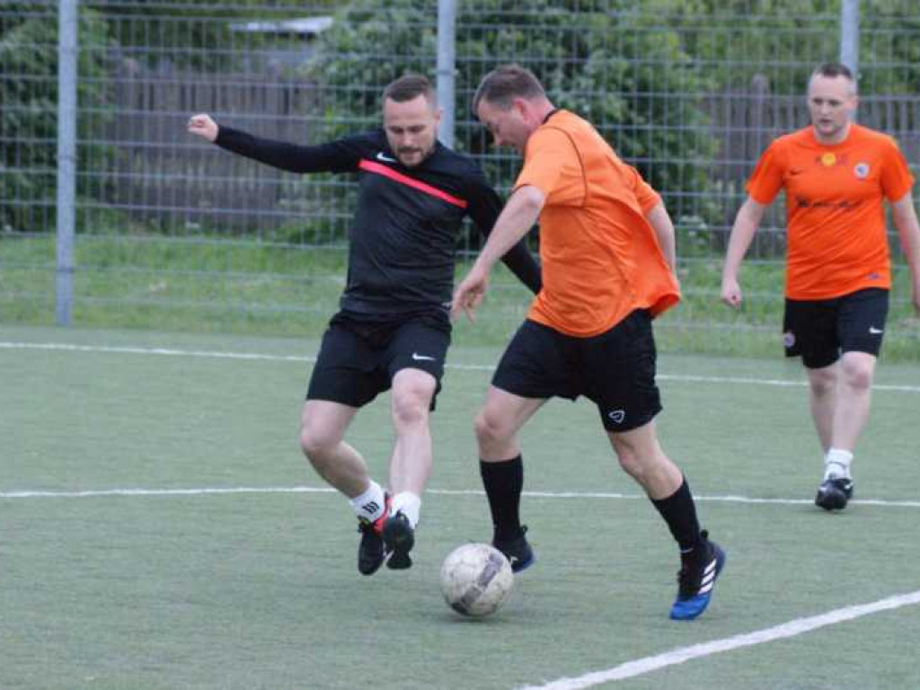 Oldboye uciekają za sprawą remisu konkurentów