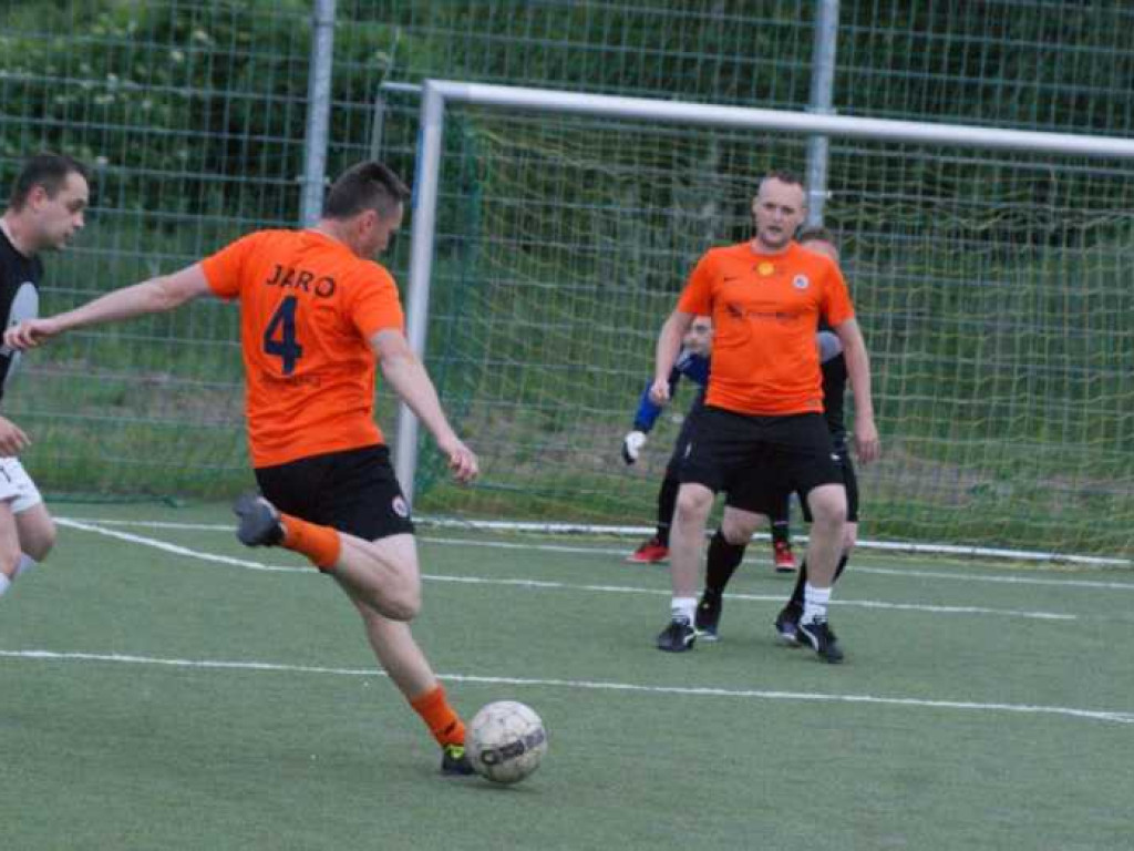 Oldboye uciekają za sprawą remisu konkurentów