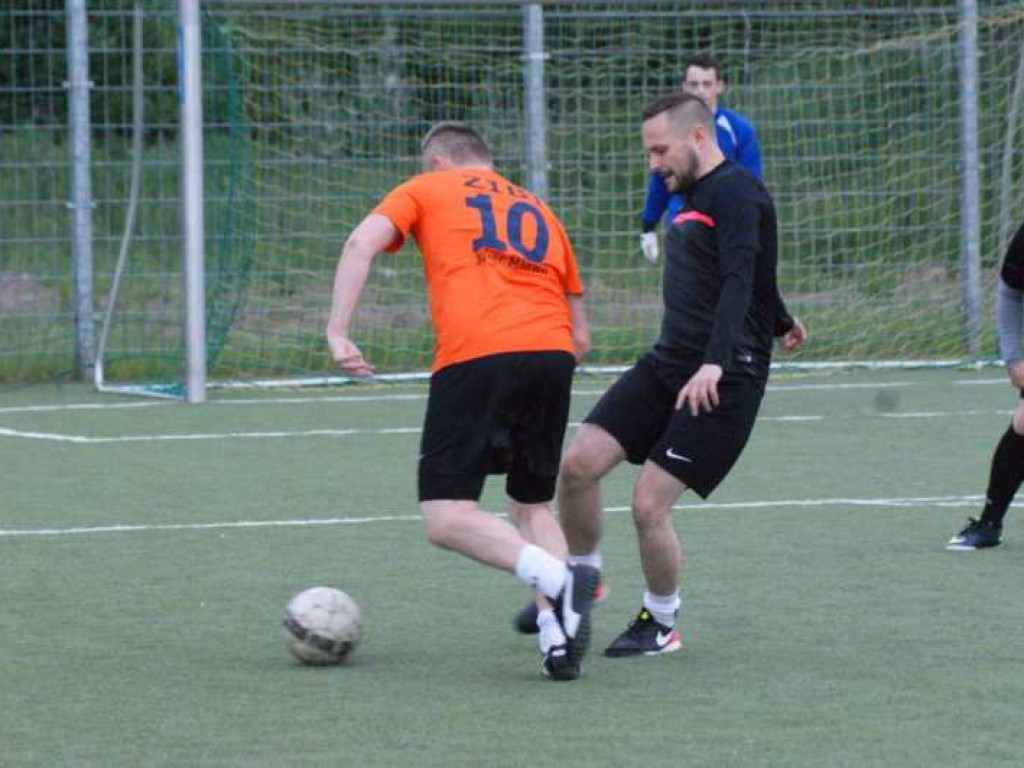 Oldboye uciekają za sprawą remisu konkurentów