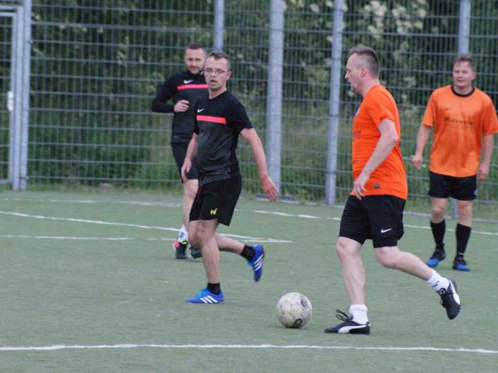 Oldboye uciekają za sprawą remisu konkurentów