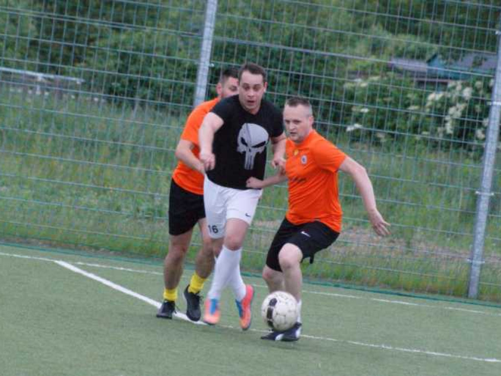 Oldboye uciekają za sprawą remisu konkurentów