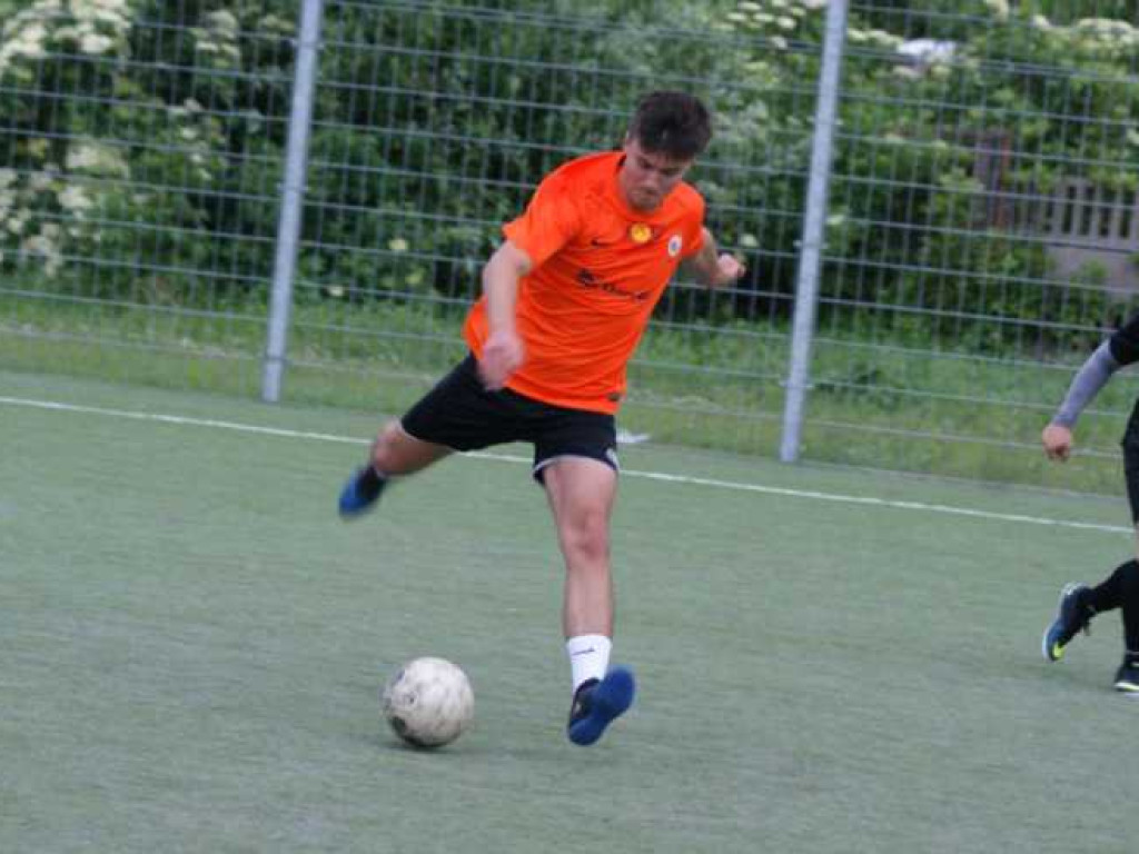 Oldboye uciekają za sprawą remisu konkurentów