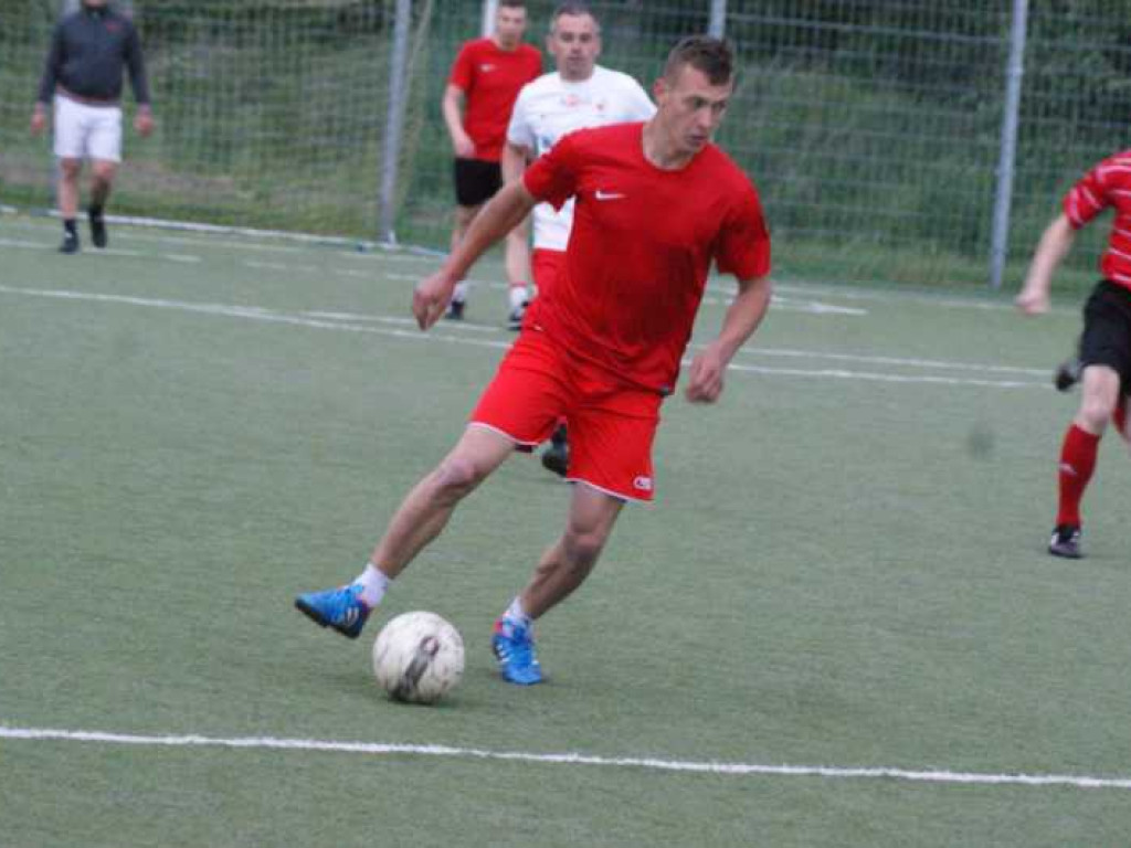 Oldboye uciekają za sprawą remisu konkurentów