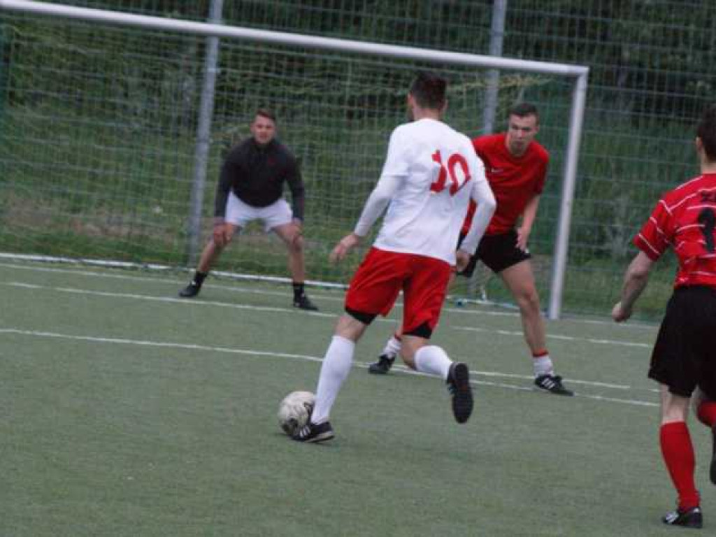 Oldboye uciekają za sprawą remisu konkurentów