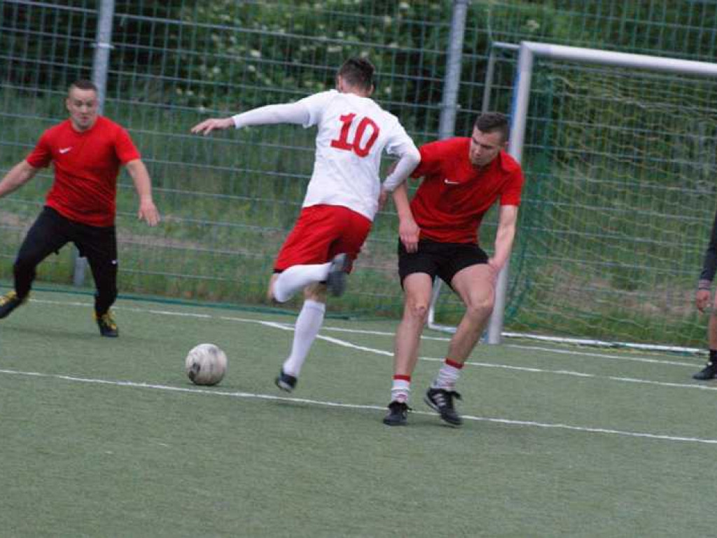 Oldboye uciekają za sprawą remisu konkurentów