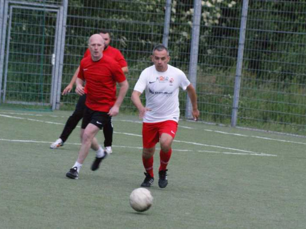 Oldboye uciekają za sprawą remisu konkurentów