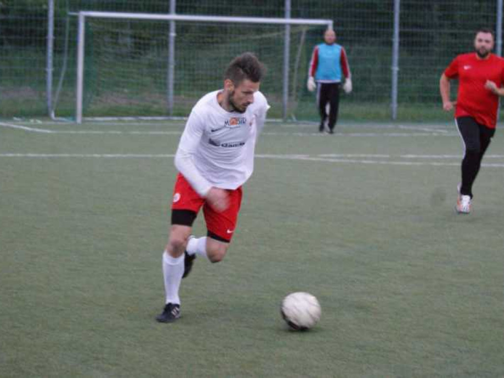 Oldboye uciekają za sprawą remisu konkurentów