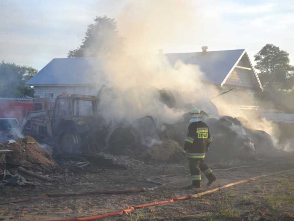 Pożar w gminie Strzegowo. Dym widoczny z odległości kilku kilometrów