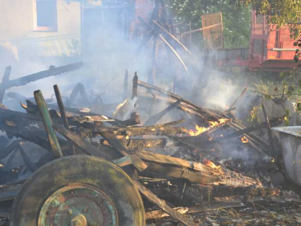 Pożar w gminie Strzegowo. Dym widoczny z odległości kilku kilometrów