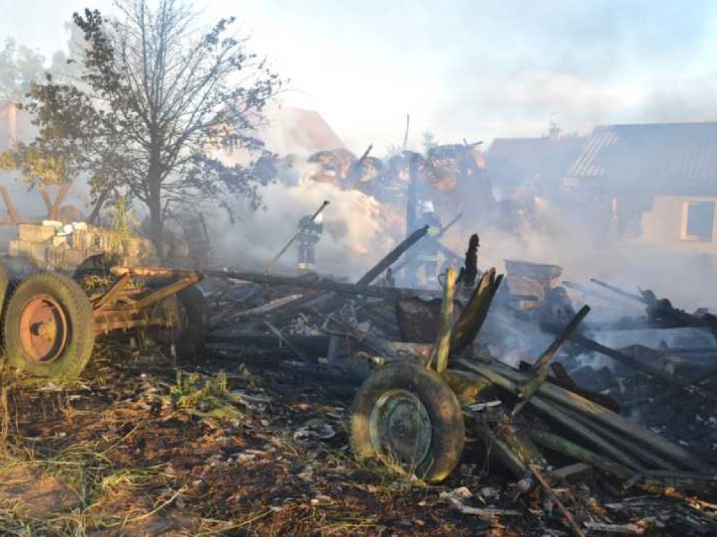 Pożar w gminie Strzegowo. Dym widoczny z odległości kilku kilometrów