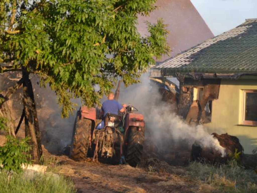 Pożar w gminie Strzegowo. Dym widoczny z odległości kilku kilometrów