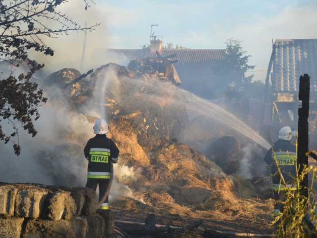 Pożar w gminie Strzegowo. Dym widoczny z odległości kilku kilometrów