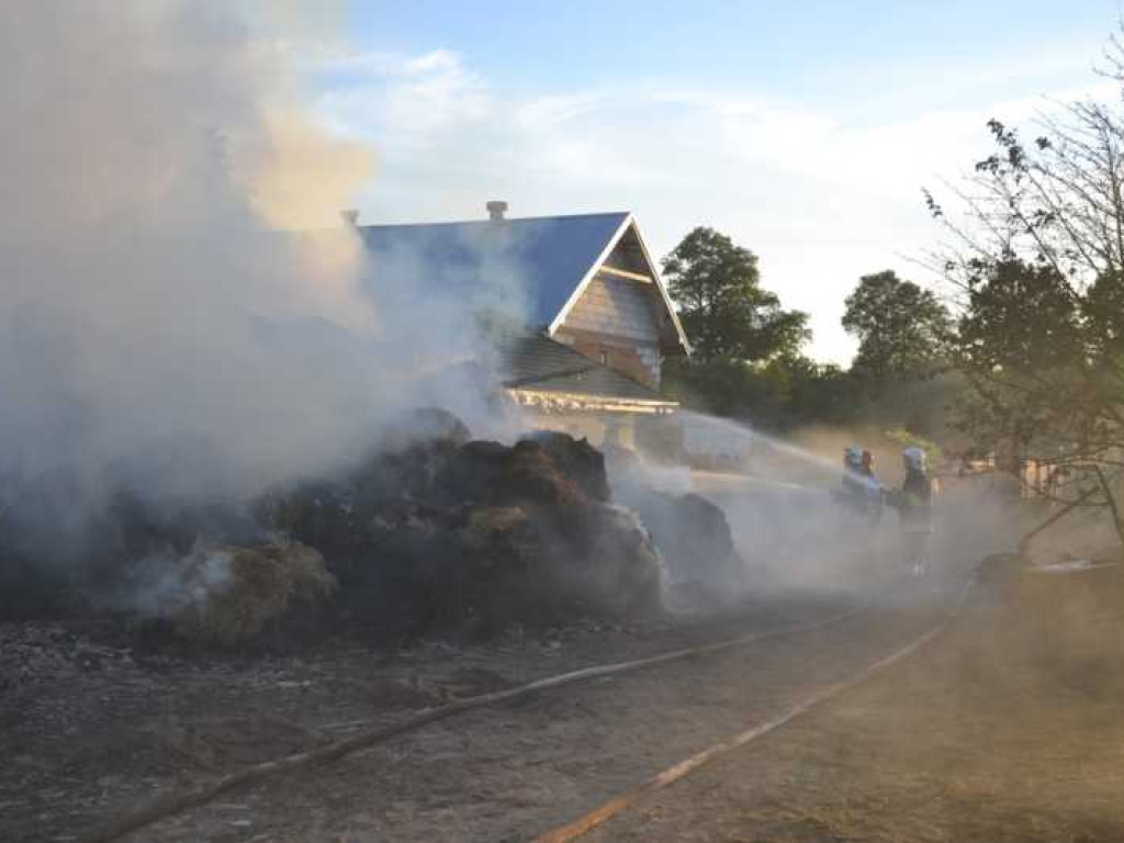 Pożar w gminie Strzegowo. Dym widoczny z odległości kilku kilometrów