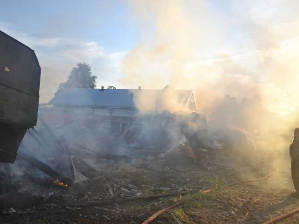 Pożar w gminie Strzegowo. Dym widoczny z odległości kilku kilometrów
