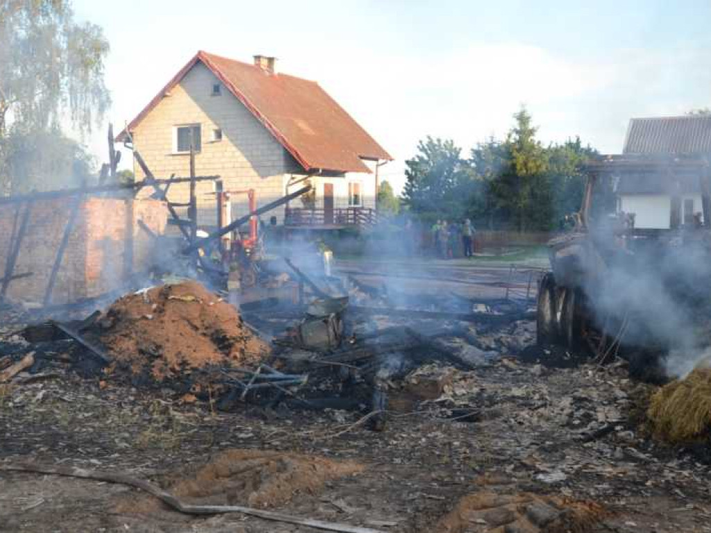 Pożar w gminie Strzegowo. Dym widoczny z odległości kilku kilometrów