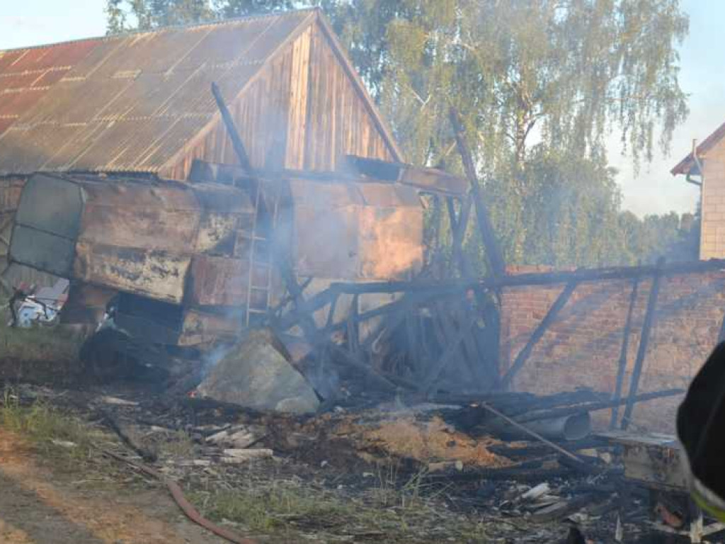 Pożar w gminie Strzegowo. Dym widoczny z odległości kilku kilometrów