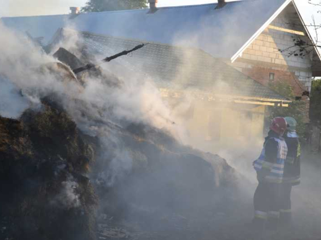 Pożar w gminie Strzegowo. Dym widoczny z odległości kilku kilometrów