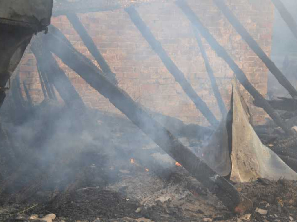 Pożar w gminie Strzegowo. Dym widoczny z odległości kilku kilometrów