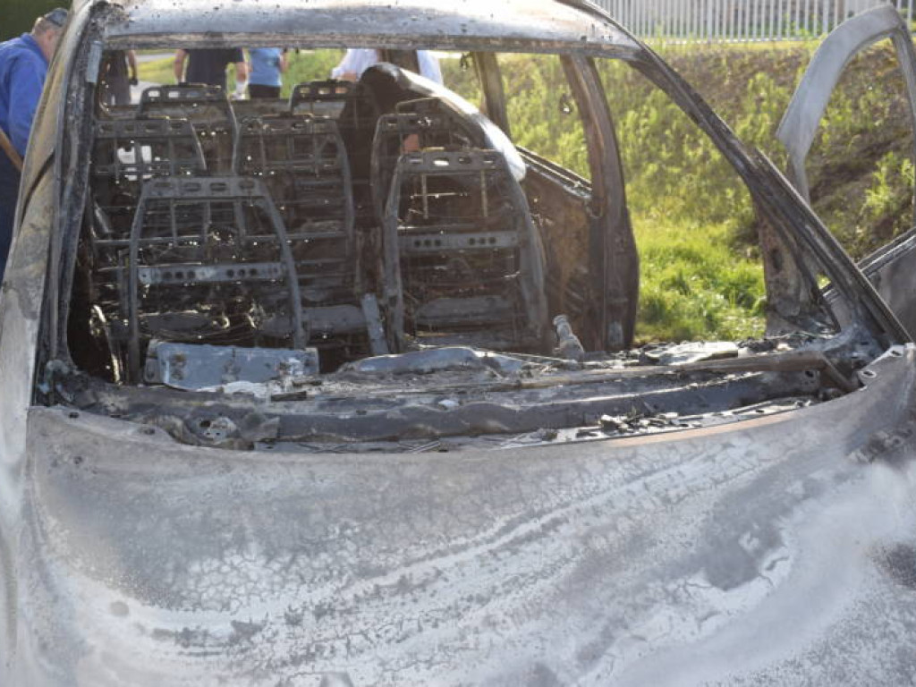 Właściciel wysiadł z samochodu. Chwilę później z auta nic nie zostało