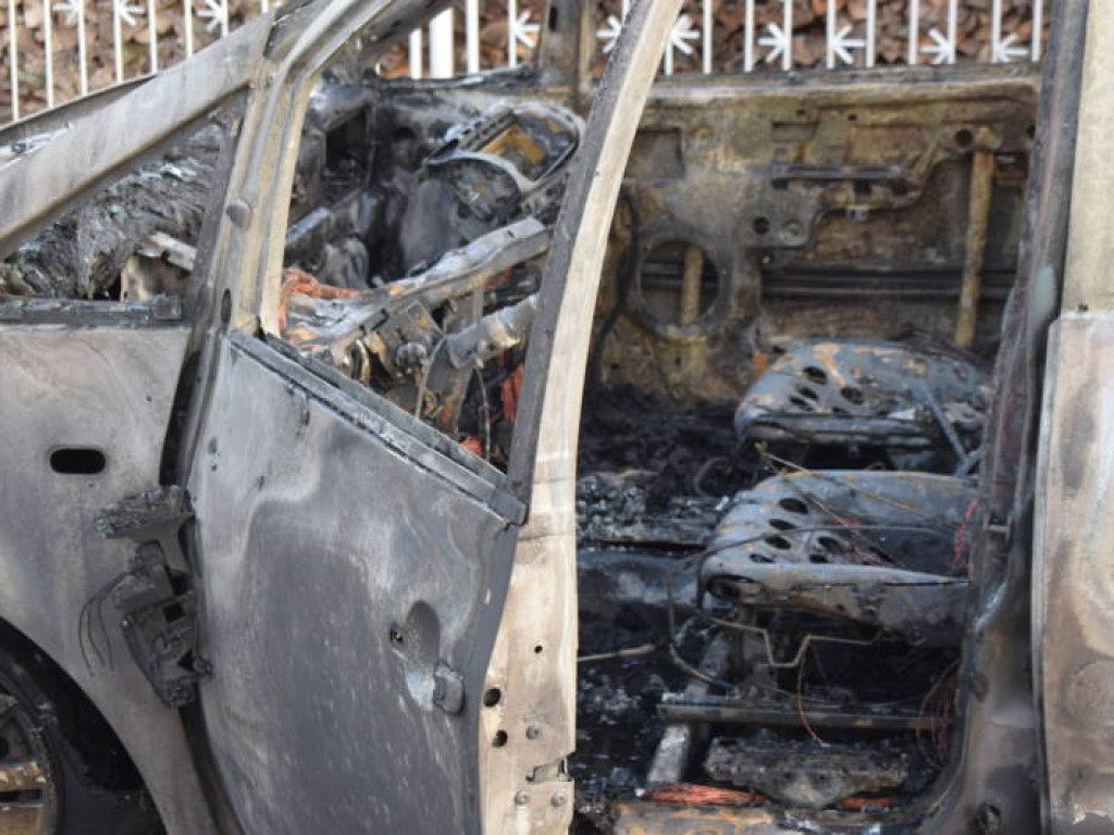 Właściciel wysiadł z samochodu. Chwilę później z auta nic nie zostało