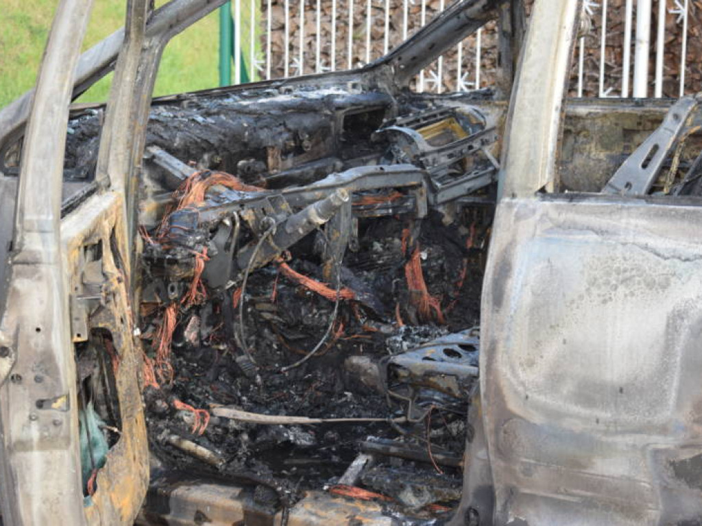 Właściciel wysiadł z samochodu. Chwilę później z auta nic nie zostało