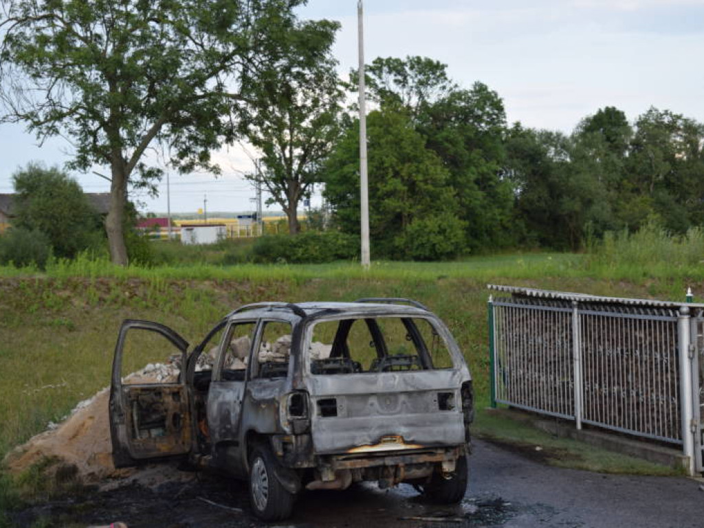 Właściciel wysiadł z samochodu. Chwilę później z auta nic nie zostało