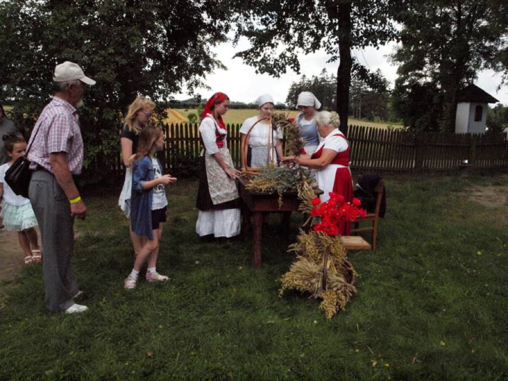 Żniwa kosą i sierpem