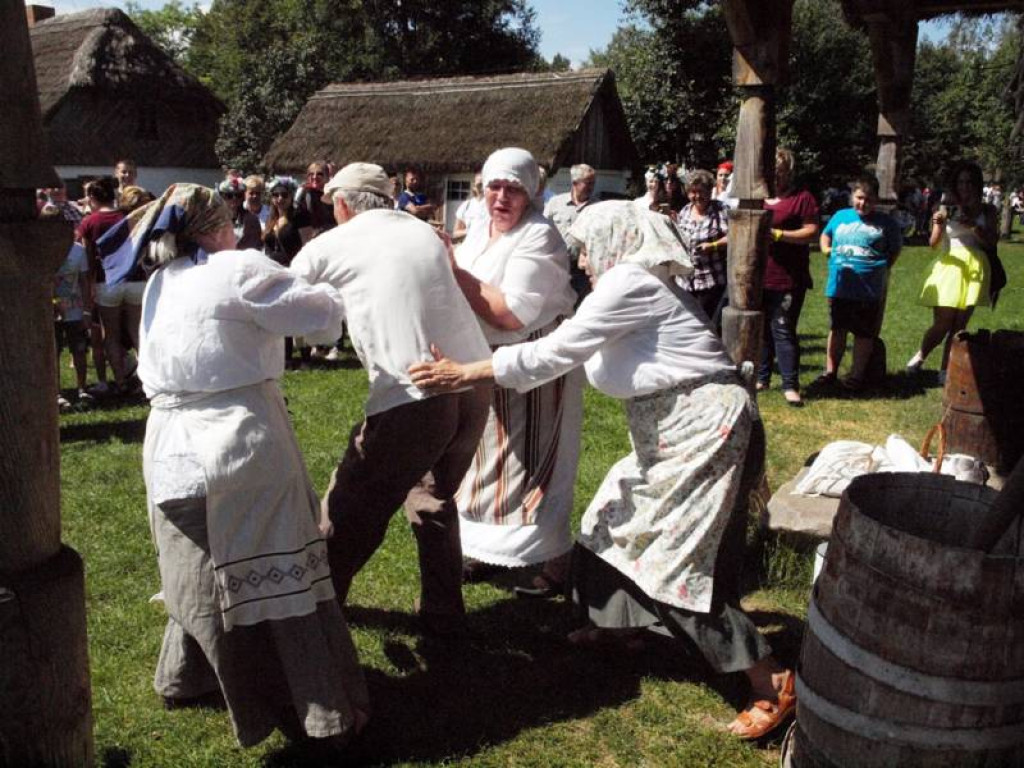 Żniwa kosą i sierpem