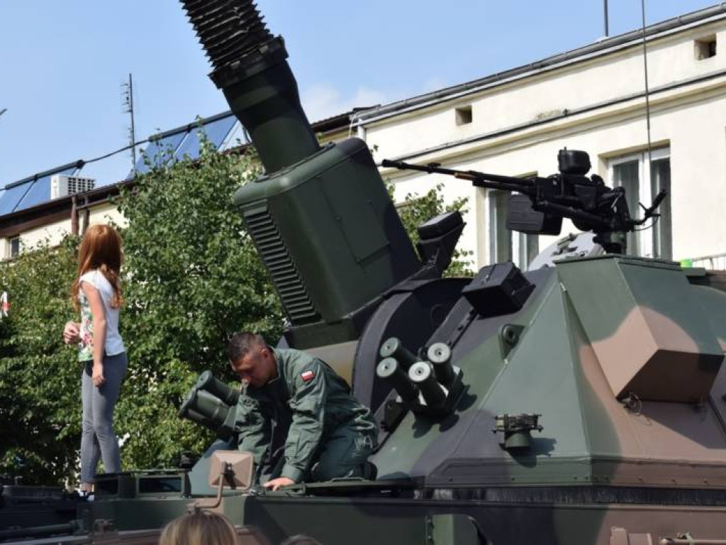Wciąż jest szansa na zdjęcie z Leopardem. W Mławie trwa piknik militarny
