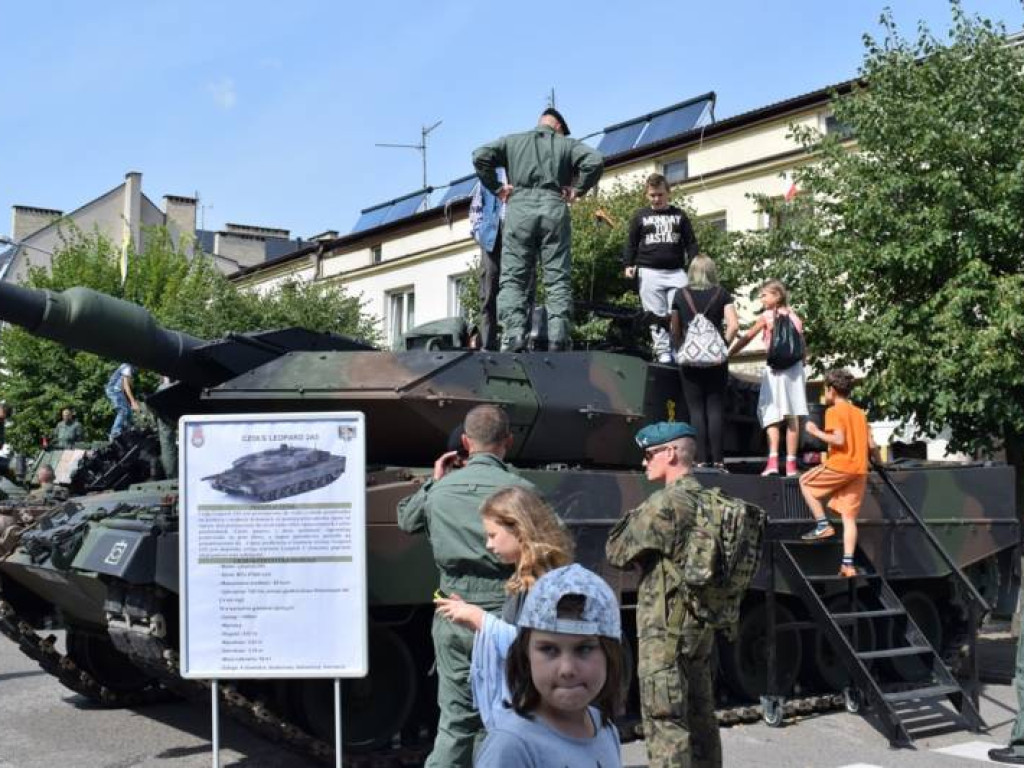 Wciąż jest szansa na zdjęcie z Leopardem. W Mławie trwa piknik militarny